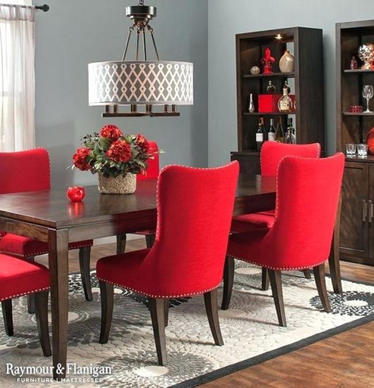 Sala de jantar com cadeira vermelha estofada