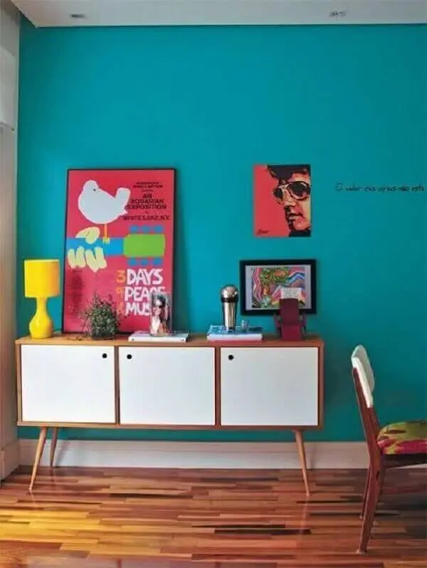 Sala de jantar com parede azul e aparador pé palito. Fonte: Pinterest