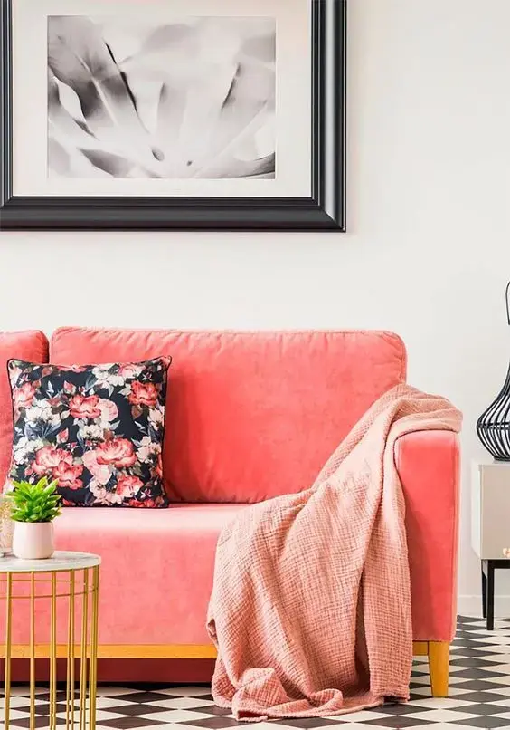 Sofá cor coral na sala de estar 