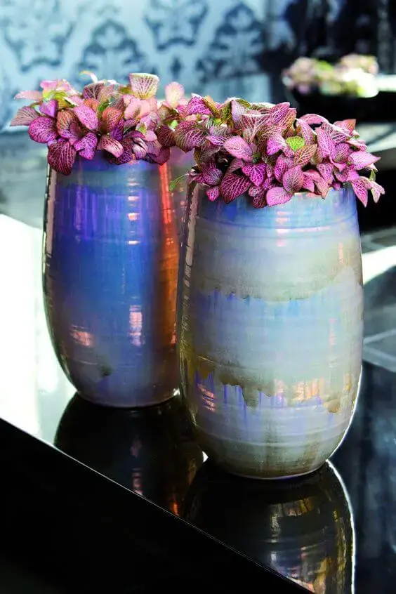 Vaso azul com fitonia rosa para decoração da sala 