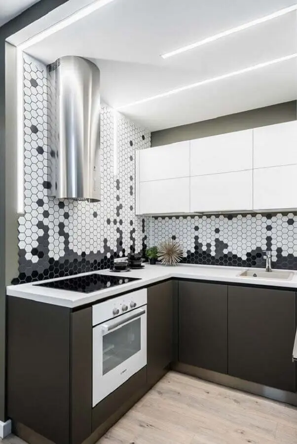 armário aéreo branco para cozinha moderna decorada com revestimento hexagonal Foto Futurist Architecture
