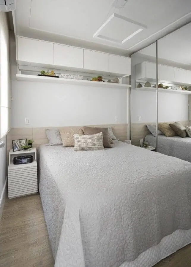 armário aéreo branco para decoração de quarto pequeno com guarda roupa espelhado Foto Jeito de Casa