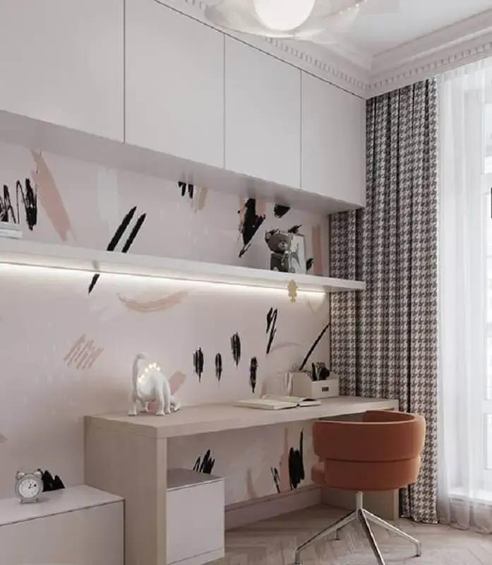armário aéreo branco para home office decorado com bancada de madeira Foto DezignArk