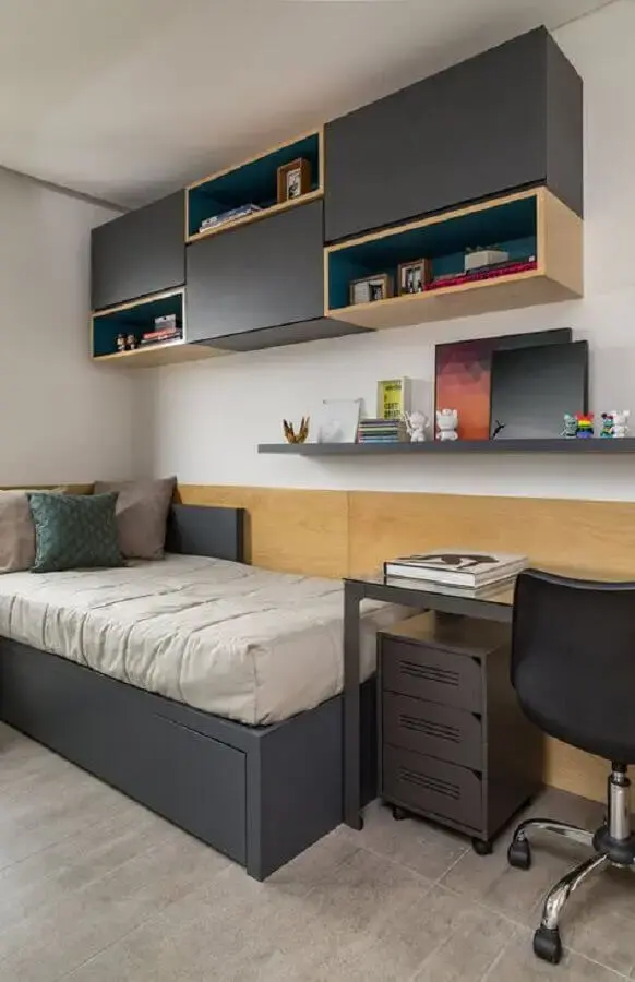 armário aéreo para quarto de homem solteiro decorado com escrivaninha cinza Foto Doob Arquitetura