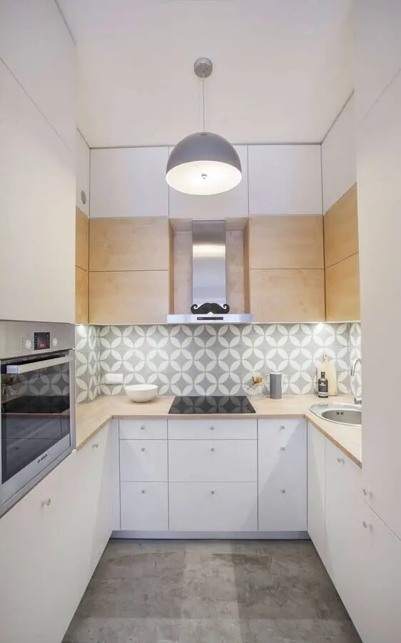 armário branco com madeira para decoração de cozinha corredor pequena Foto Ideias de Casa