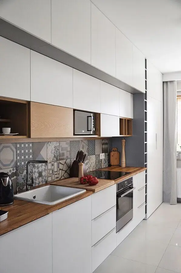 armário branco com madeira para decoração de cozinha planejada Foto Pinterest