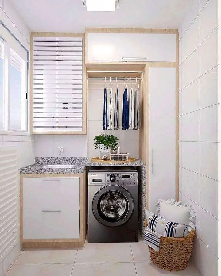 armário branco com madeira para decoração de lavanderia planejada Foto Arq. Narjara Oneida