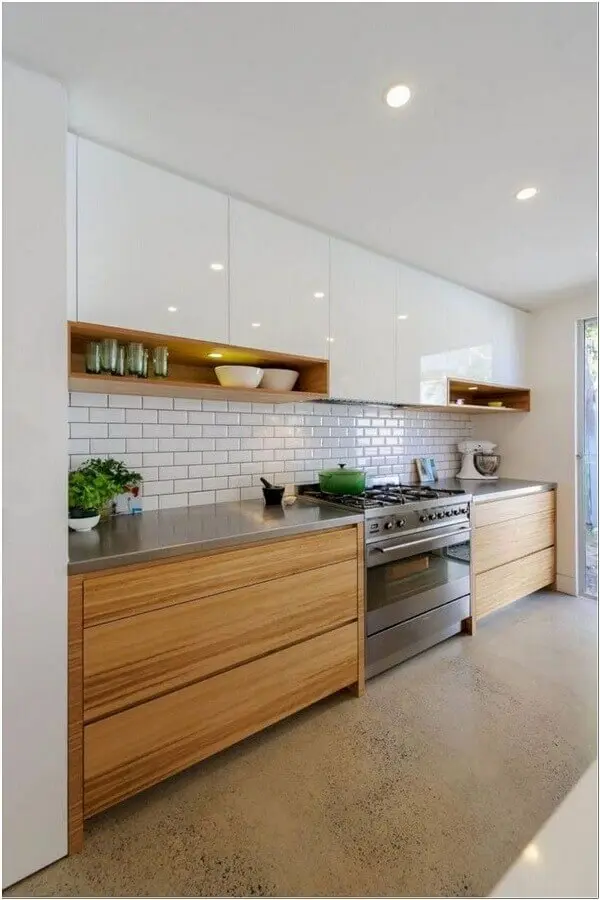 armário branco com nicho de madeira para decoração de cozinha grande planejada Foto Ideias Decor