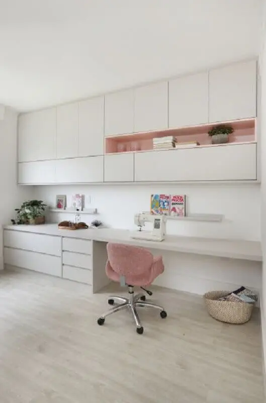 armário branco com nicho rosa para decoração de home office Foto Pinterest