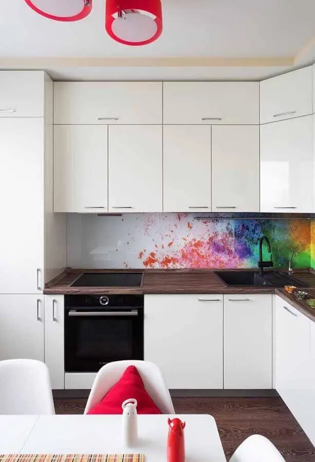 armário branco para decoração de cozinha planejada com bancada de madeira Foto Pinterest