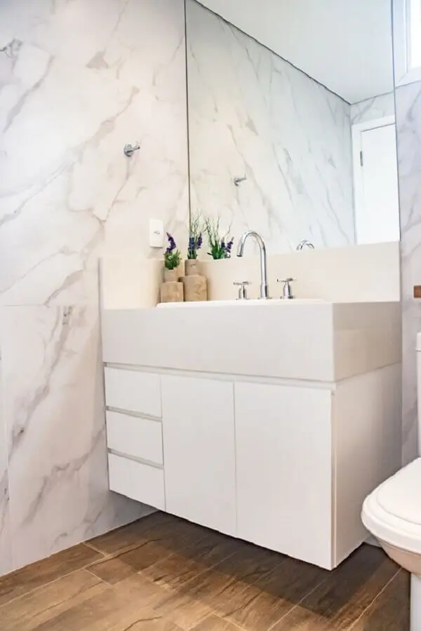 armário branco pequeno para decoração de banheiro com parede de mármore Foto APB Arquitetura + Interiores