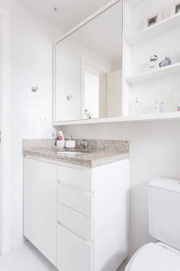 armário branco pequeno para decoração de banheiro simples Foto Kali Arquitetura