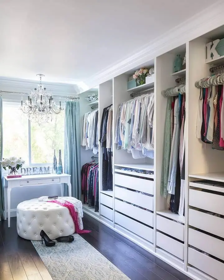 armário de closet branco decorado com puff redondo para penteadeira pequena Foto Pinterest