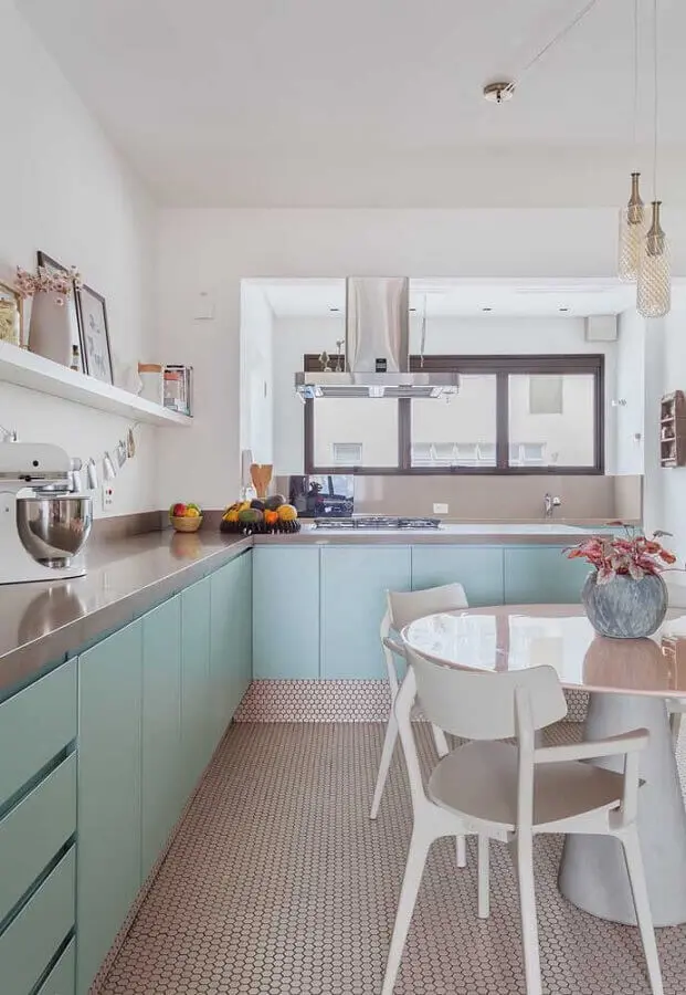 armário em cores pastéis para decoração de cozinha de canto Foto Histórias de Casa