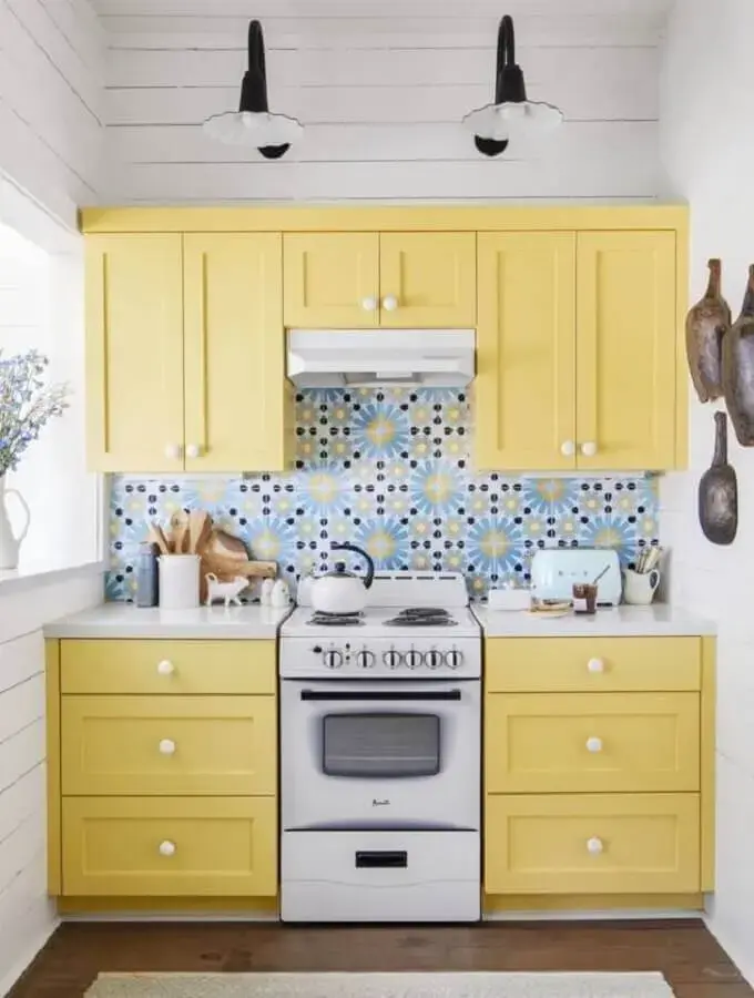 armário suspenso para cozinha amarela com decoração simples Foto Pinterest