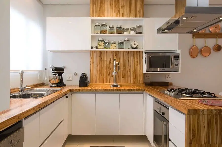 armário suspenso para cozinha em U decorada com bancada de madeira Foto Webcomunica