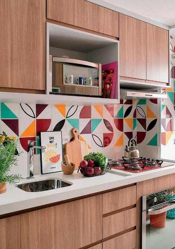 armário suspenso para microondas para decoração de cozinha planejada com revestimento colorido Foto Jeito de Casa