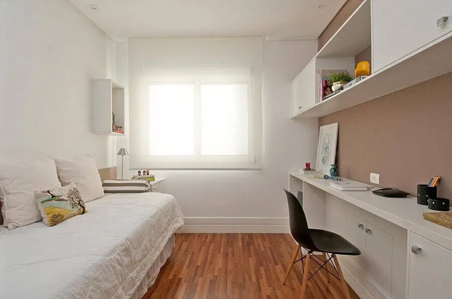 bancada de estudo e armário branco para quarto de solteiro decorado Foto Patrícia Kolanian Pasquini