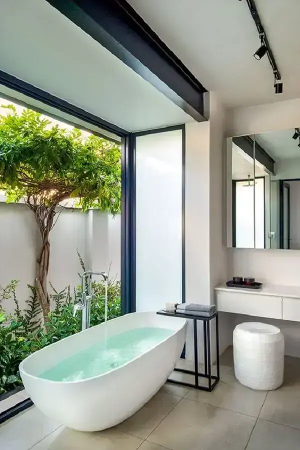 banheira de imersão para banheiro decorado com jardim Foto VISI Magazine