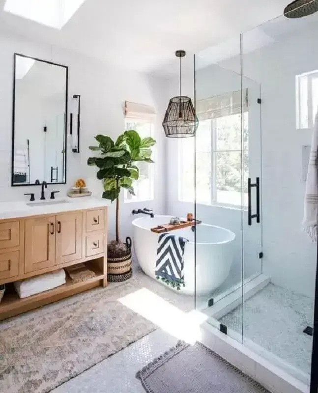 banheira de imersão pequena para decoração de banheiro branco com gabinete de madeira Foto Jeito de Casa