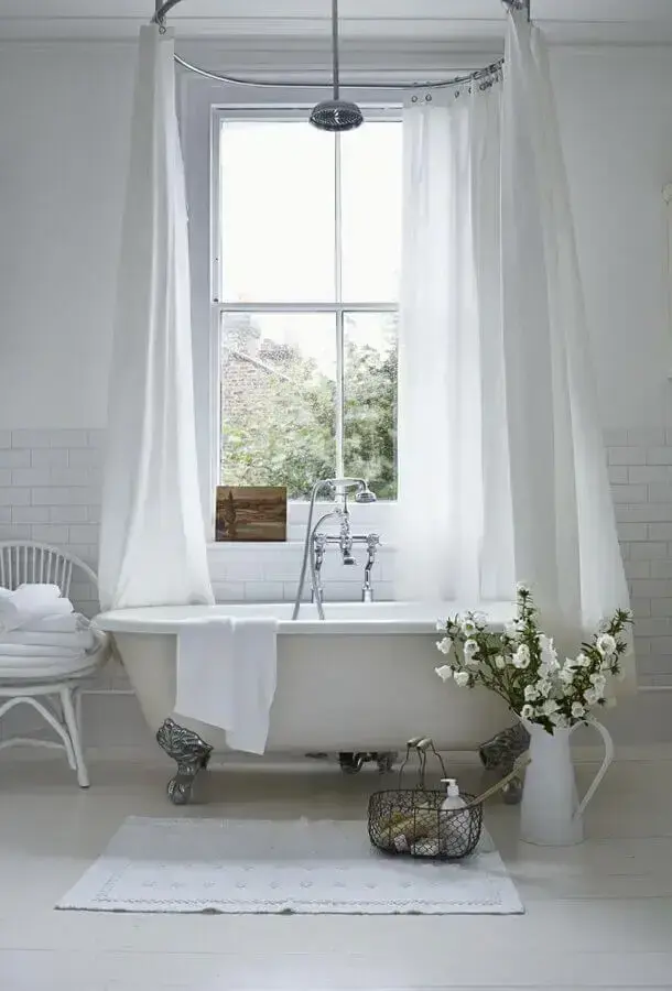 banheiro branco decorado com banheira de imersão vitoriana pequena Foto Fashion Bubbles