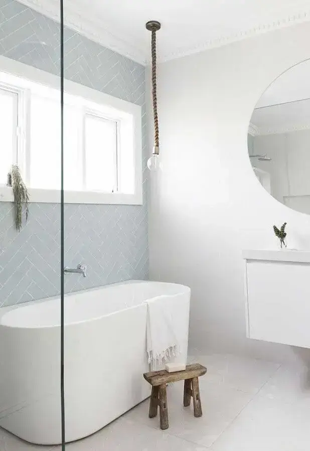 banheiro branco decorado com luminária de corda e banheira de imersão pequena Foto Pinterest