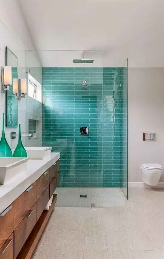banheiro branco decorado com revestimento verde piscina na área do box Foto The Cavender Diary