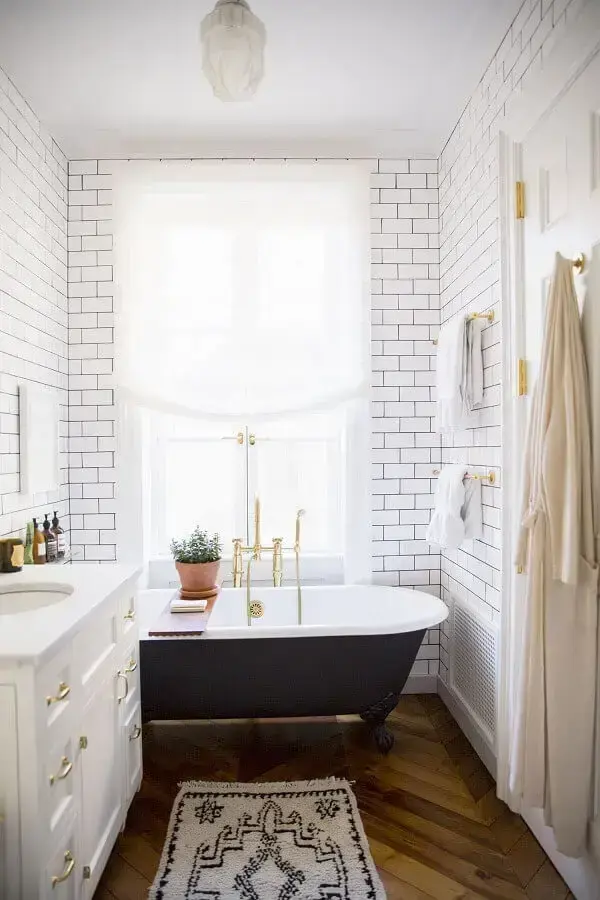banheiro pequeno branco decorado com banheira de imersão vitoriana preta Foto Pinterest