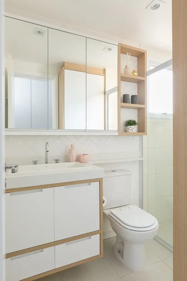 banheiro pequeno decorado com armário branco com madeira Foto Pinterest