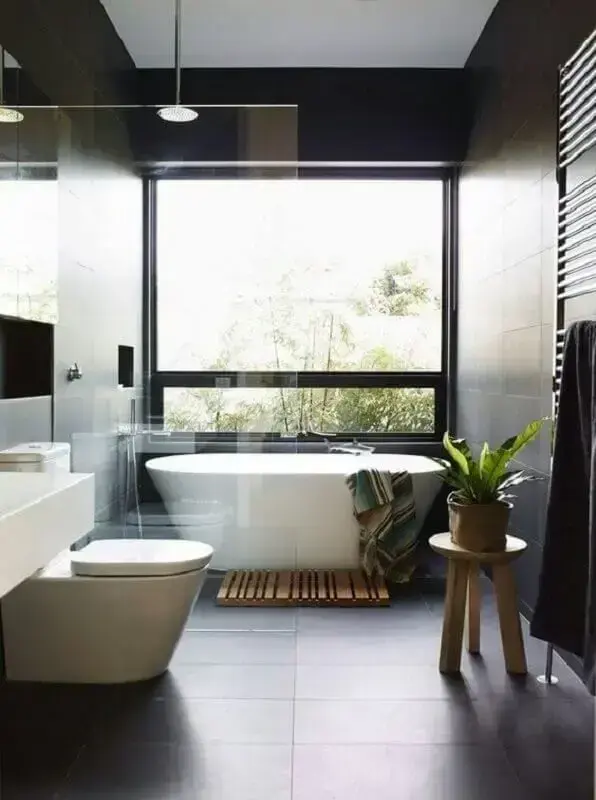 banheiro preto moderno decorado com banheira de imersão Foto We Heart It