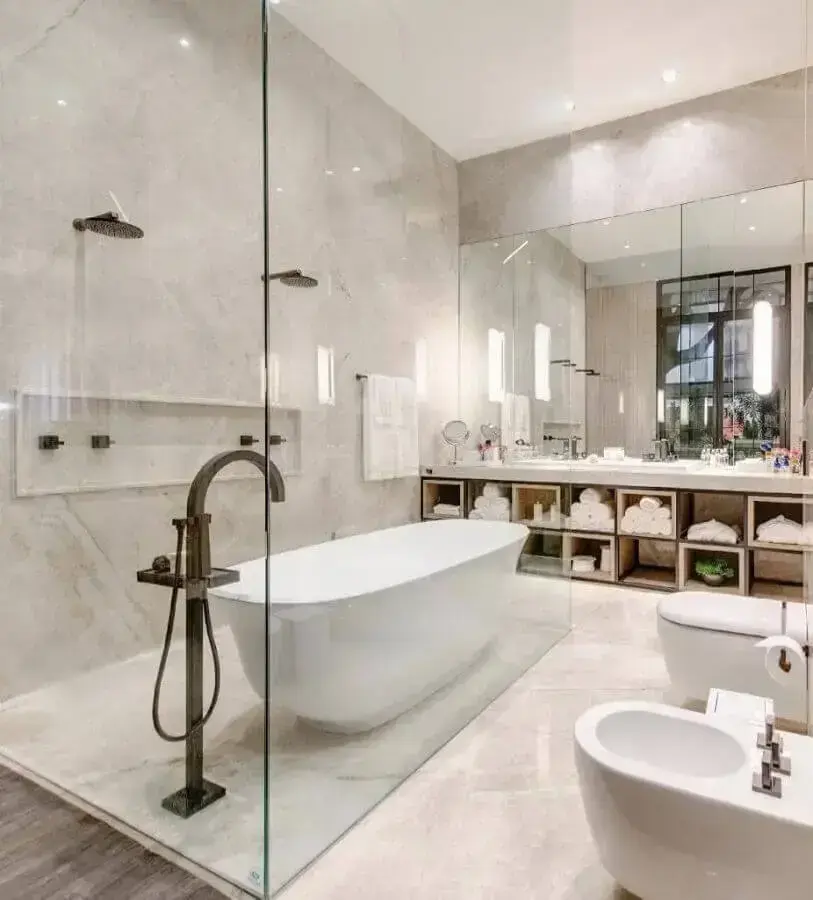box de vidro para banheiro grande e moderno decorado com banheira de imersão Foto Pinterest