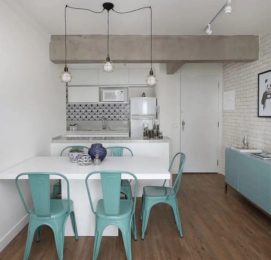 cadeira azul para sala de jantar apartamento integrada com cozinha pequena Foto Histórias de Casa