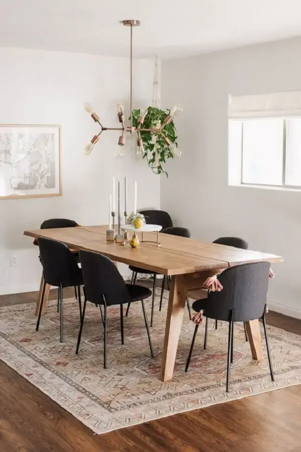 cadeira de jantar preta para sala de jantar decorada com mesa rústica e luminária moderna Foto Article