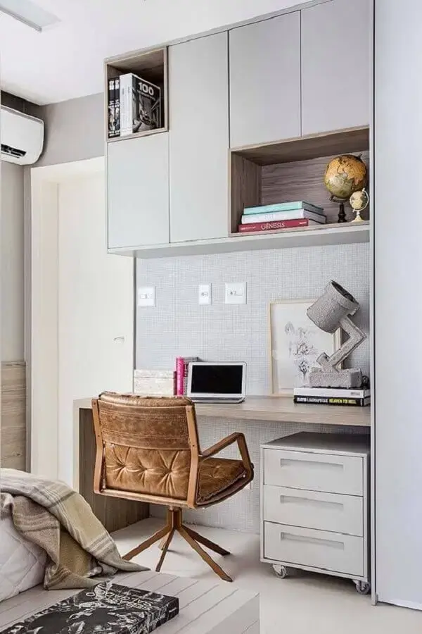cadeira giratória de couro para decoração de home office com armário suspenso Foto Pinterest