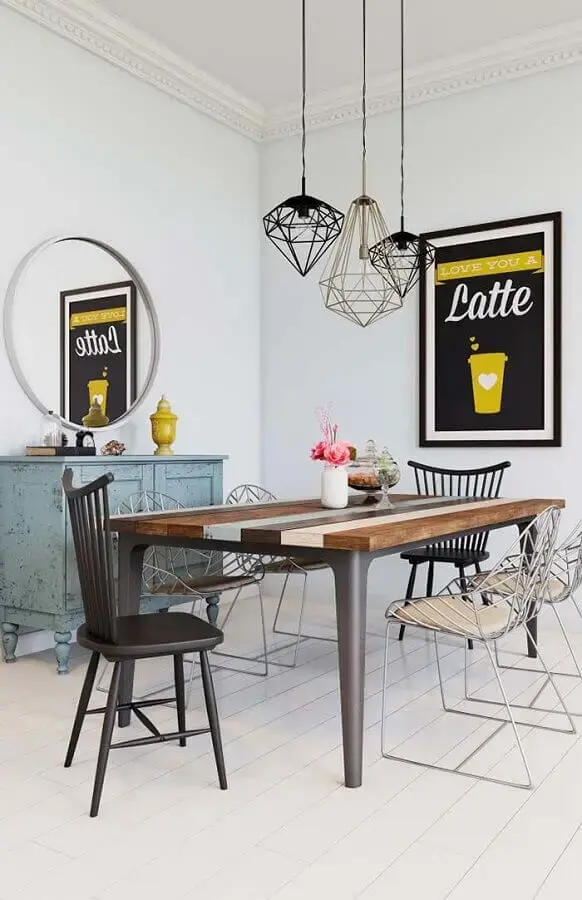 cadeiras para sala de jantar branca decorada com luminária aramada e espelho redondo Foto Pinterest