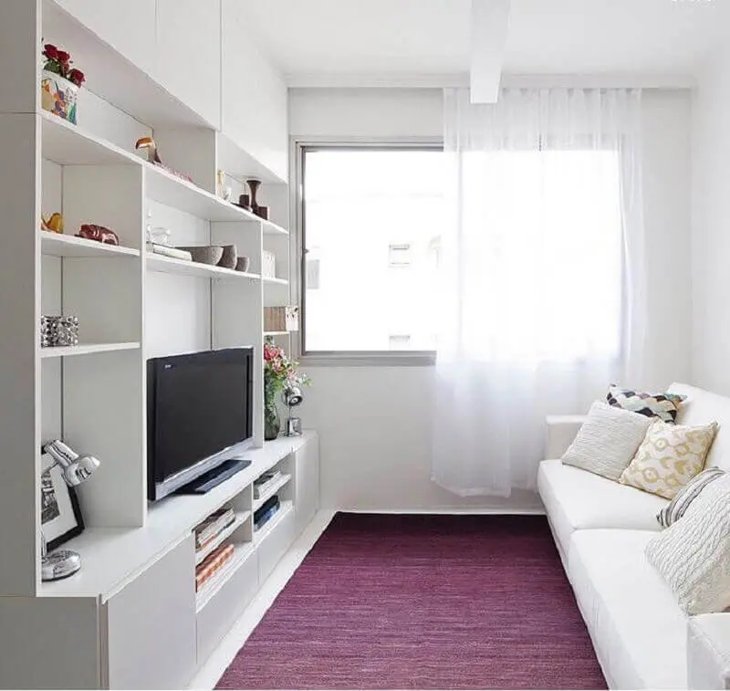 cor branca para sala de apartamento pequeno decorado com tapete roxo Foto Iná Arquitetura