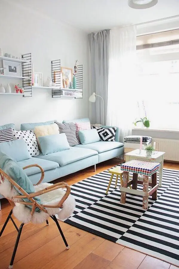 cores pastéis para sala decorada com tapete listrado e sofá azul claro Foto Pinterest