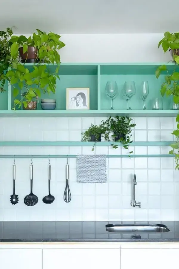 cozinha branca decorada com nichos verde piscina Foto Estúdio Minke