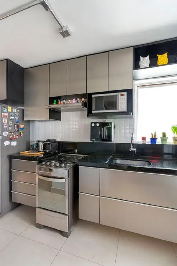 cozinha cinza planejada decorada com armário suspenso para microondas Foto Pinterest