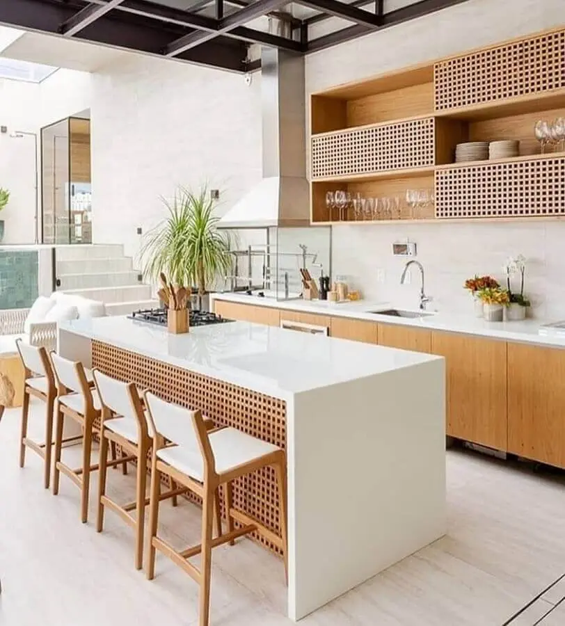 cozinha com ilha decorada com armário suspenso de madeira Foto Jeito de Casa