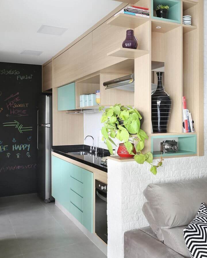 cozinha moderna de madeira decorada com portas verde piscina Foto Bianchi & Lima Arquitetura