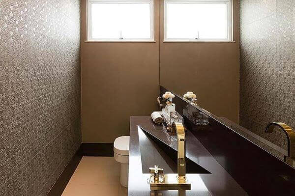 Banheiro com pia esculpida e papel de parede estampada