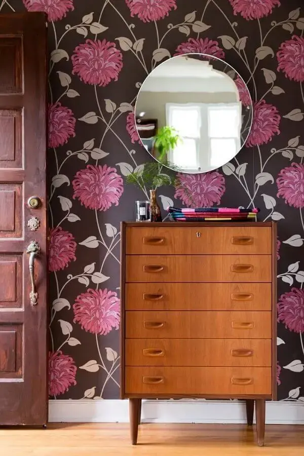 cômoda para quarto pequeno decorado com papel de parede floral Foto Casa de Valentina