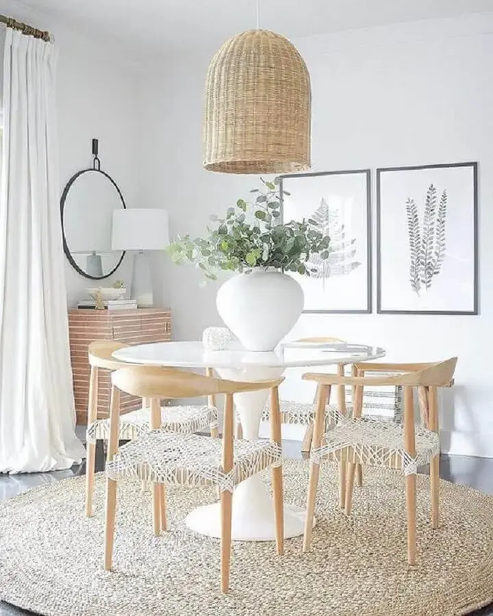 decoração clean com luminária rústica e cadeira de jantar de madeira Foto ZDesign At Home