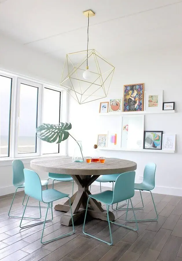 decoração clean com mesa redonda e cadeira de jantar azul clara Foto Homedit