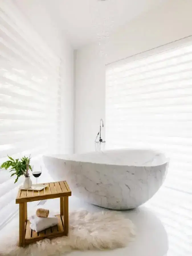 decoração clean para banheiro branco com banheira de imersão de mármore Foto Homify