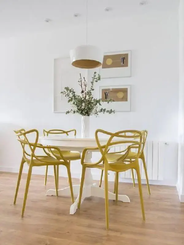 decoração clean para sala branca com mesa redonda e cadeira de jantar moderna amarela Foto Micasa Revista