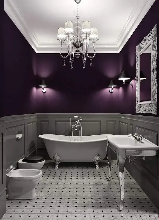 decoração clássica para banheiro cinza e roxo com banheira de imersão vitoriana Foto Casa de Valentina