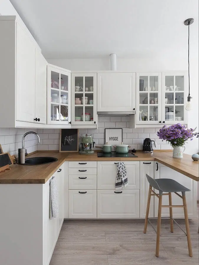 decoração clássica para cozinha com armário branco e bancada de madeira Foto Pinterest