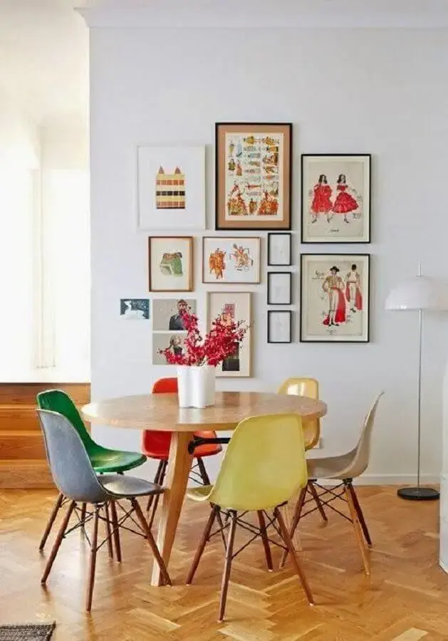 decoração colorida com conjunto de cadeira de jantar Foto Deavita